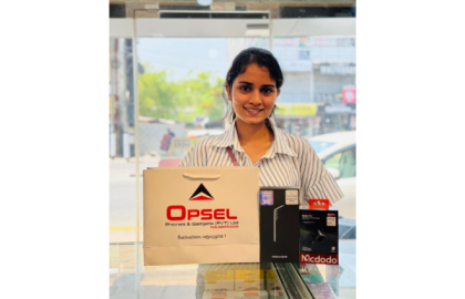 Happy Customer with Samsung Galaxy S25 – Smart Flagship Choice at OPSEL