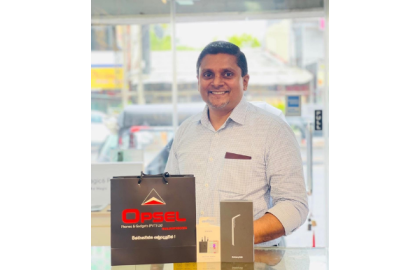 Happy Customer with Samsung S25 – Smart Choice at OPSEL